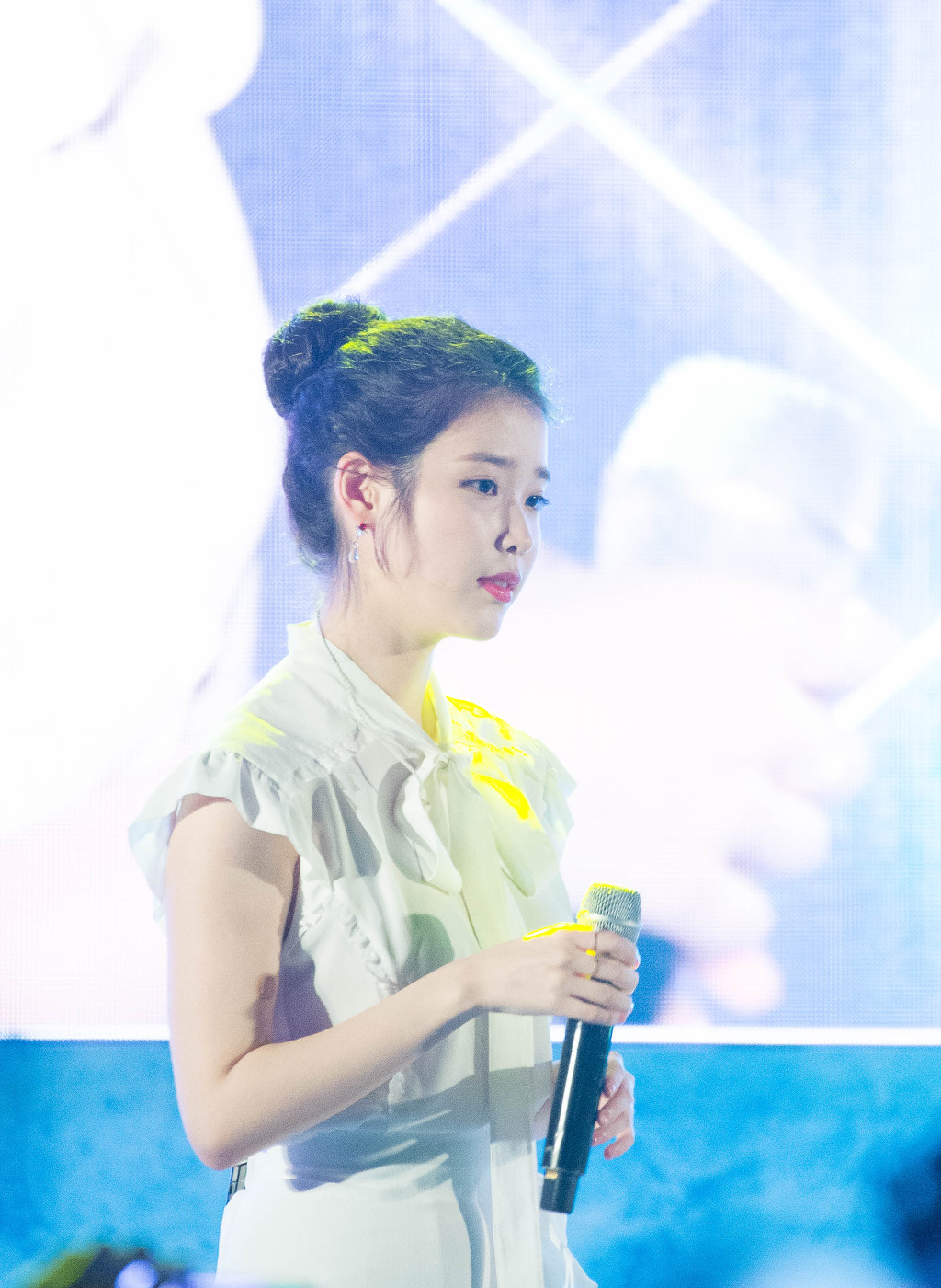 180803 아이유 IU 라이브 해운대 하이트 feat.지은이 쏘주 원샷~ | 인스티즈